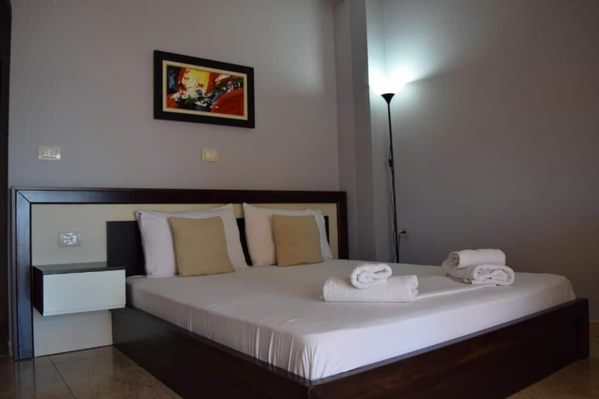 1 chambre, chambres insonorisées, Wi-Fi gratuit, draps fournis