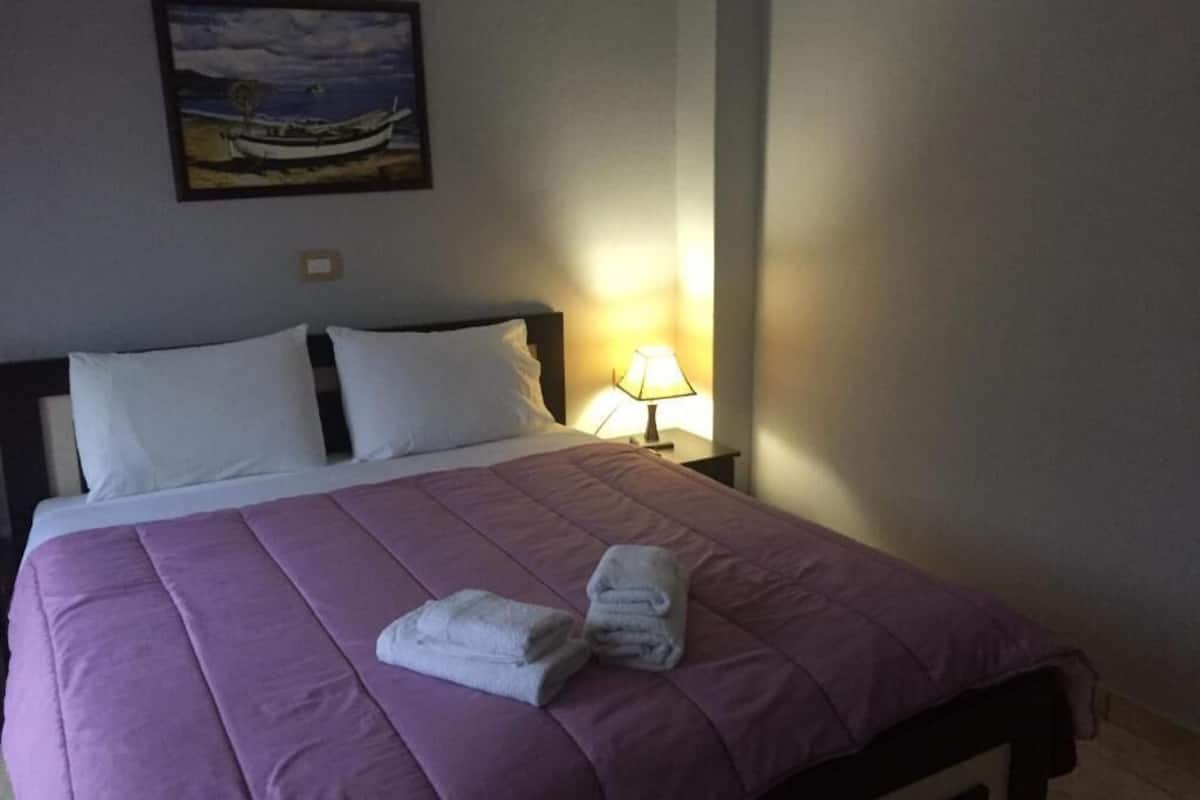 1 chambre, chambres insonorisées, Wi-Fi gratuit, draps fournis