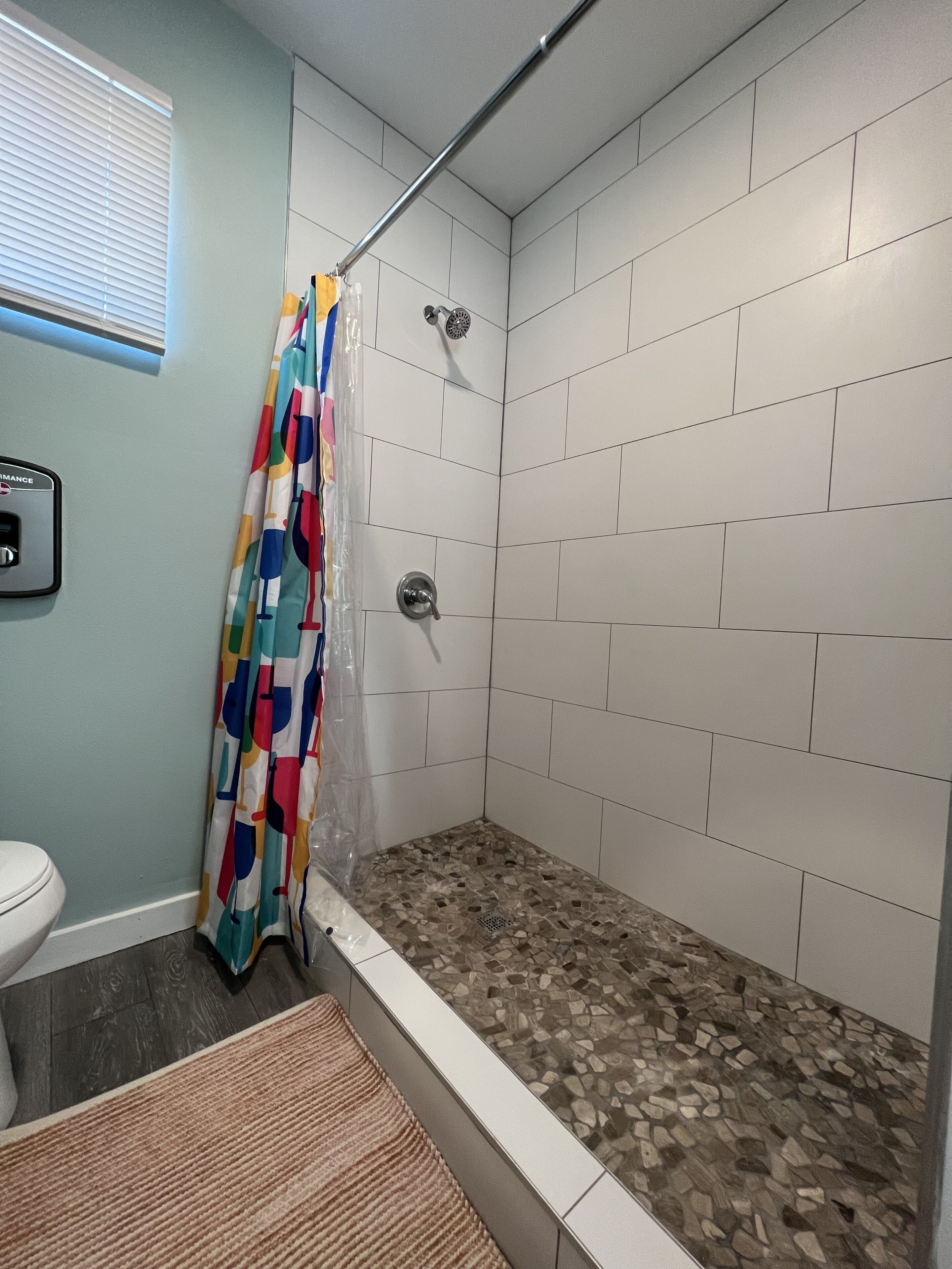 Toallas, jabón, papel de baño 