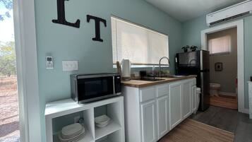 Micro-ondes, plaque de cuisson, cafetière/bouilloire