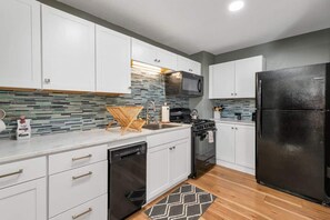 Kühlschrank, Mikrowelle, Herdplatte, Geschirrspüler