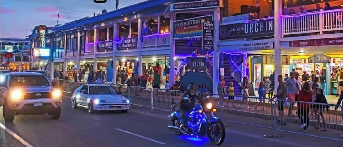Una vista callejera con un edificio que muestra un letrero que dice 'Hampton Beach Casino'.