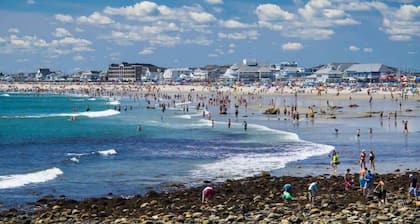 The Crab Shack: Coastal Charm Near Hampton Beach
