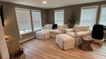 Een televisie en boeken