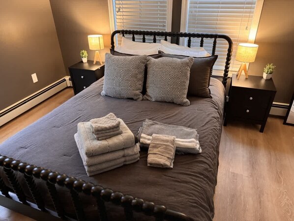2 bedrooms, iron/ironing board, WiFi, bed sheets