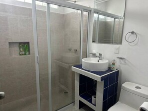 Douche, sèche-cheveux, serviettes fournies, savon