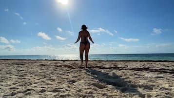 Playa en los alrededores y playa de arena blanca