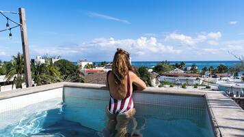 Alberca al aire libre, acceso de 07:30 a 21:00, y camastros