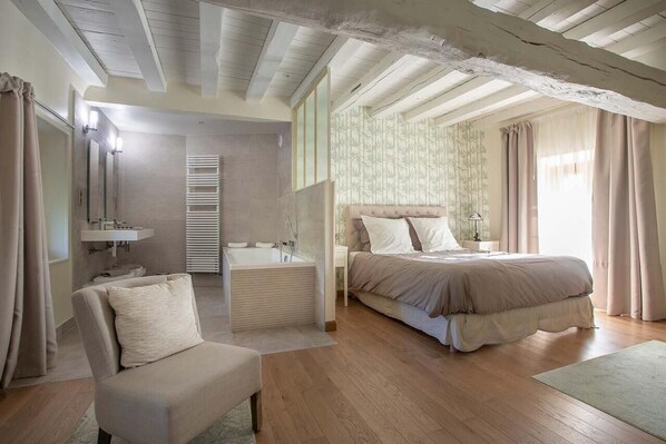 Suite Confort, 1 habitación | 1 dormitorio, tabla de planchar con plancha, wifi gratis y ropa de cama