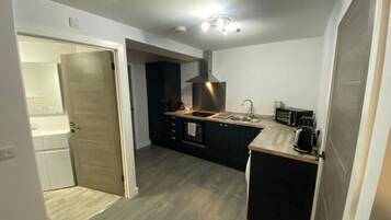 Kühlschrank, Mikrowelle, Ofen, Geschirrspüler