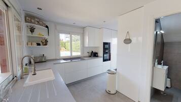 Refrigerador, microondas, horno y parrilla de estufa