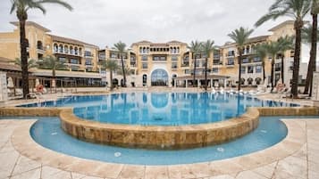 Een verwarmd zwembad