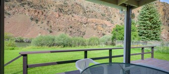 Cozy Salmon Home w/ Mountain Views & River Access