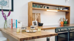 Fridge, microwave, oven, dishwasher - Bodfan Bach -  an on the beach that sleeps 6 guests  in 3 bedrooms (Dinas Dinlle)