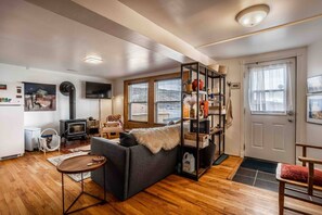 Smart TV, fireplace, offices - Iconic Battery Cottage Signal Hill Sea&City Views (St. John's)