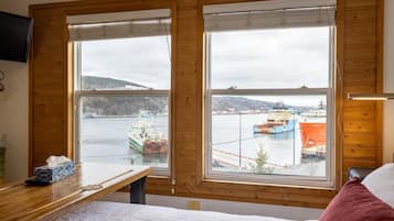 2 quartos, escrivaninha, ferros/tábuas de passar roupa, berço de viagem