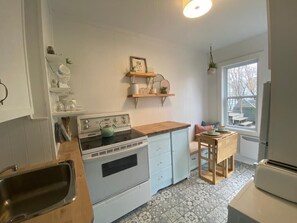 Refrigerador, horno, parrilla de estufa y cafetera y tetera