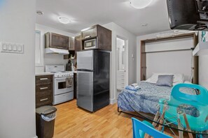 Desk, iron/ironing board, free WiFi, bed sheets - Pennywell Prestige Studio 1 Bath Parking (St. John's)