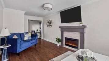 Smart-tv, eldstad och kontor