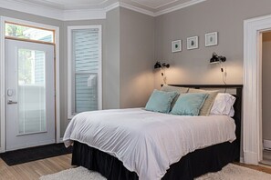 1 bedroom, iron/ironing board, free WiFi, bed sheets - The Bannerman Park Suite Private Parking & Patio (St. John's)
