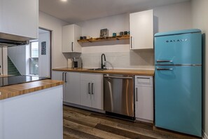 Frigorífico, microondas, horno y placa de cocina