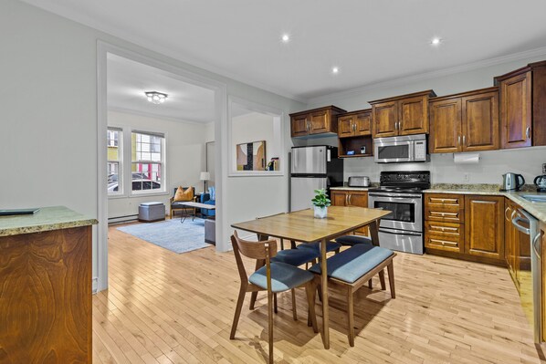 Fridge, microwave, oven, stovetop - Blue Jelly Bean Signal Hill Sea Vw King Bds (St. John's)