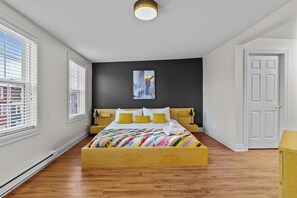 3 bedrooms, iron/ironing board, travel crib, free WiFi - Blue Jelly Bean Signal Hill Sea Vw King Bds (St. John's)