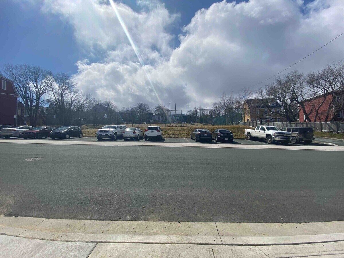 Een parkeerplaats met meerdere auto's en een witte vrachtwagen.