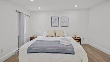 3 habitaciones, escritorio y tabla de planchar con plancha