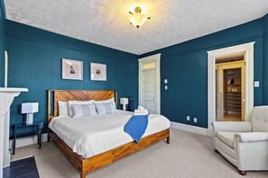 4 bedrooms, desk, iron/ironing board, free WiFi