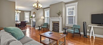 Victorian 4BR 2.5BA 2Parking Near Parks & DT