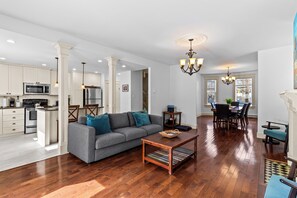 Smart TV, offices - Victorian 4BR 2.5BA 2Parking Near Parks & DT (St. John's)