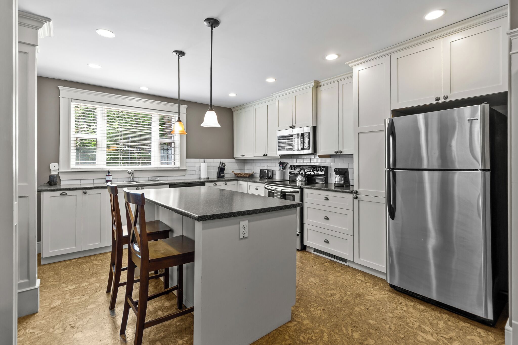 冷蔵庫、電子レンジ、オーブン、コンロ