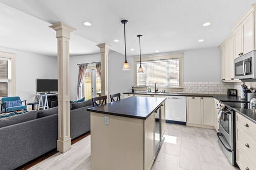 Victorian 4BR 2.5BA 2Parking Near Parks & DT