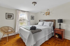 3 bedrooms, iron/ironing board, travel cot, free WiFi - Historic Jelly Bean Row House Walk to Signal Hill (St. John's)