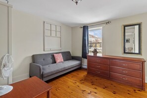 TV - Historic Jelly Bean Row House Walk to Signal Hill (St. John's)