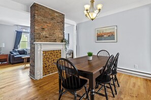 Dining - Historic Jelly Bean Row House Walk to Signal Hill (St. John's)