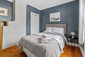 3 dormitoris, planxa i posts de planxar i un bressol de viatge 