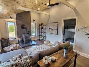 Living area - A 30 Minutes de St-sauveur, Chalet Tout Équipé, Spa, Bord de lac (Gore)