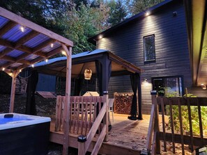 Terrace/patio - A 30 Minutes de St-sauveur, Chalet Tout Équipé, Spa, Bord de lac (Gore)