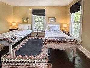 2 bedrooms, iron/ironing board, free WiFi, bed sheets - Entire 2 Bedroom Home near Beloit College (Beloit)