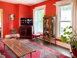 TV - Entire 2 Bedroom Home near Beloit College (Beloit)