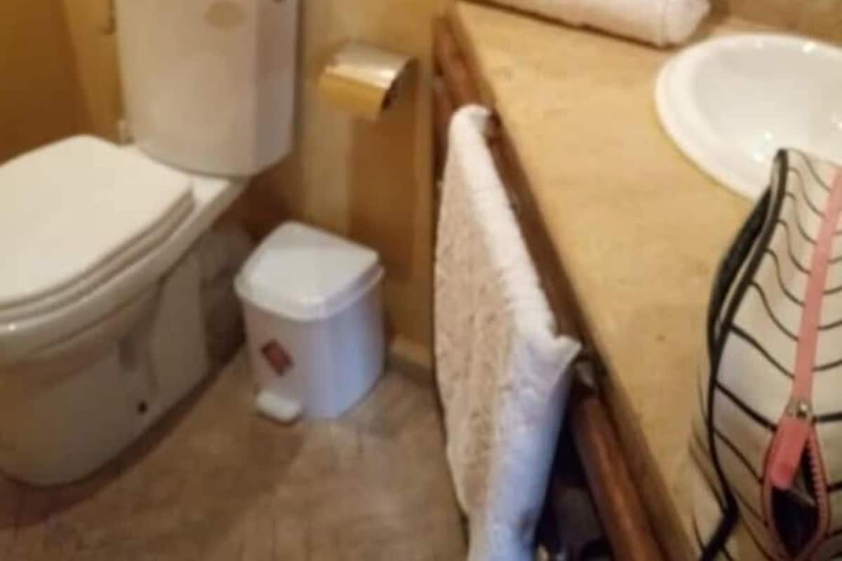 Standard Double Room | Bathroom | Hydromassage showerhead, free toiletries, hair dryer (on request)