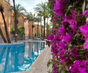 3 Außenpools, geöffnet von 09:00 Uhr bis 18:00 Uhr, Liegestühle