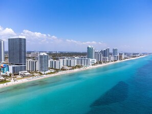 On the beach, sun loungers, beach towels - 25 min to FIFA! - ★★★★★ Stylish Retreat at Lyfe Resort Steps Away from the Ocean (Hollywood)