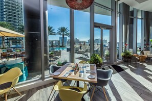 Dining - ★★★★★ Stylish Retreat at Lyfe Resort Steps Away from the Ocean with Rooftop Pool (Hollywood)