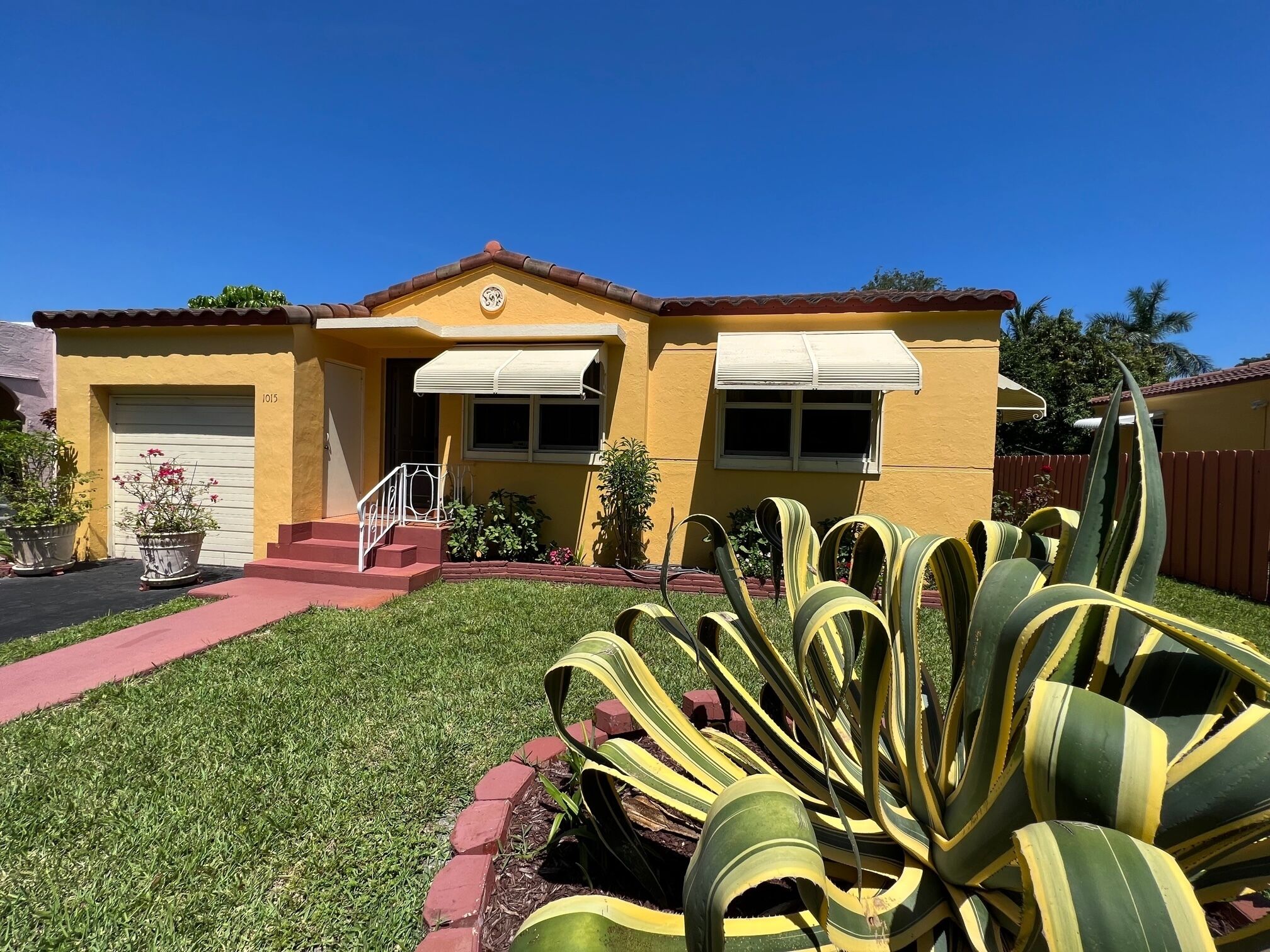 Family home, 5 minutes from the famed Hollywood Downtown, Beaches and Broadwalk