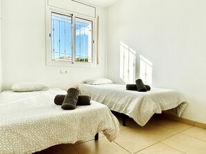 4 soverom, strykejern/-brett, wi-fi (inkludert) og sengetøy