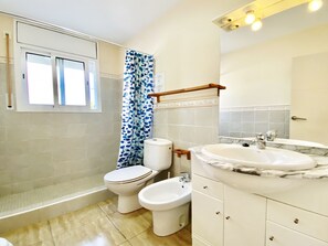 Dusche, Haartrockner, Handtücher