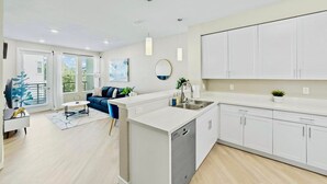 Un apartamento moderno con cocina, comedor y sala de estar.